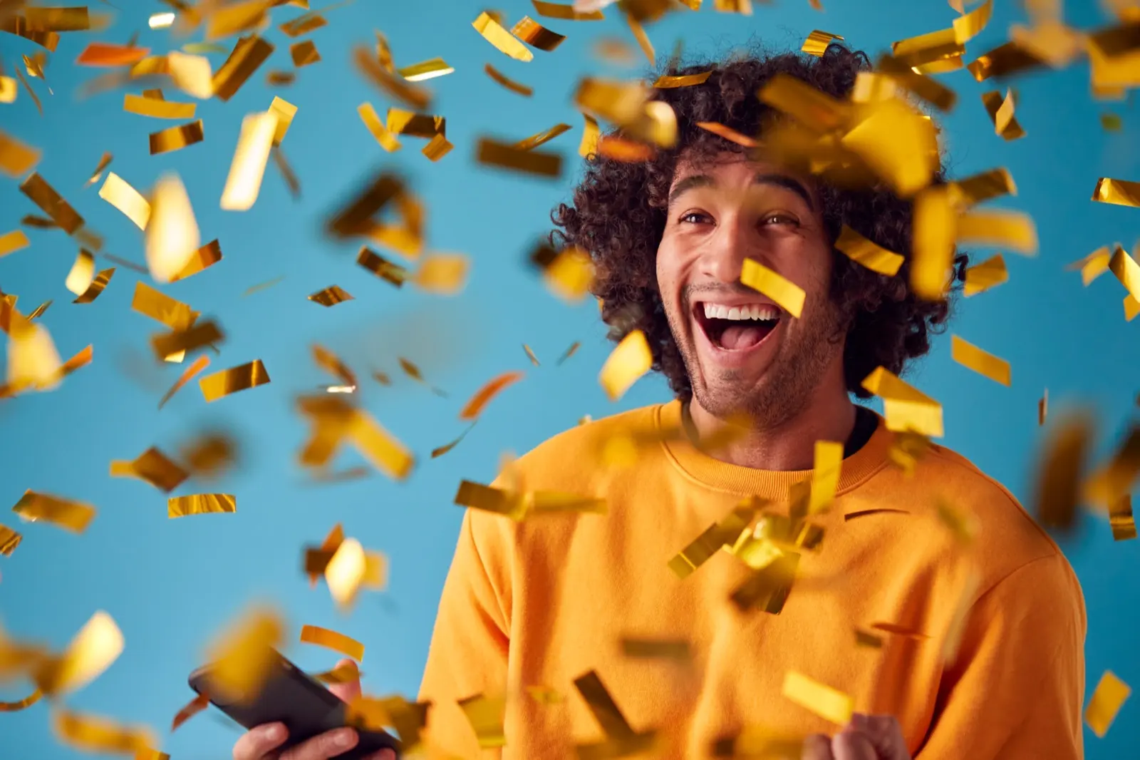 Un salarié célèbre sa carte cadeau, sous une pluie de confettis dorés