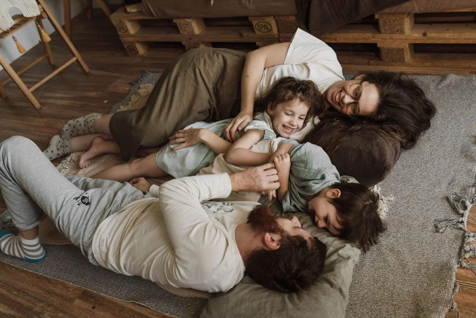 Une famille de 4 personnes qui profite de son quotidien